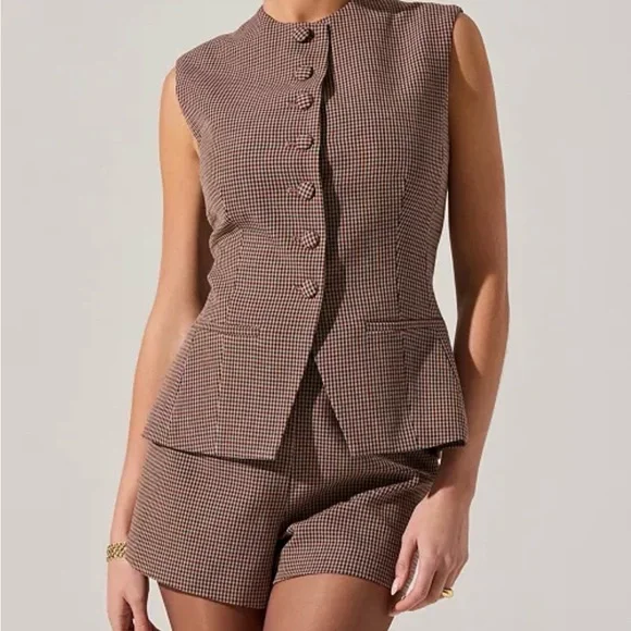 ASTR the label Women Gisselle Crewneck Vest and tailored short set medium plaid - Picture 2 of 13